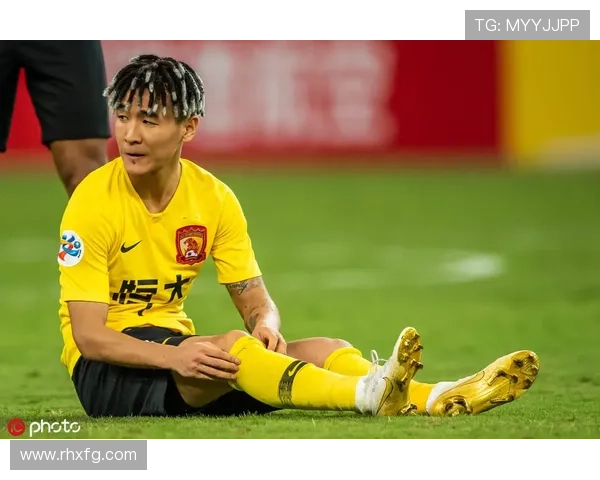 韩国足球球星长发造型展现独特魅力与个人风格引关注